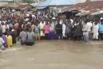 Ảnh: Lũ lụt khủng khiếp ở Nigeria, 13 người chết
