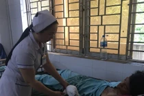 Dùng điện thoại khi sạc, nam thanh niên ở Đồng Nai bị nổ nát bàn tay