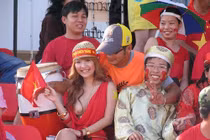 Cách ăn mặc phản cảm đi cổ vũ bóng đá khiến dư luận ném đá mạnh tay