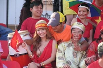 Cách ăn mặc phản cảm đi cổ vũ bóng đá khiến dư luận ném đá mạnh tay