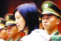 Bị người yêu đẩy vào bước đường cùng, nữ tử tù si tình chấp nhận chết thay