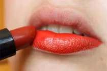 Mẹo tô son không trôi giúp bạn ăn cỗ thả ga mà môi vẫn xinh