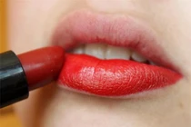 Mẹo tô son không trôi giúp bạn ăn cỗ thả ga mà môi vẫn xinh