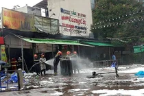 Video: Hiện trường quán bia ở Hà Nội cháy ngùn ngụt, 1 phụ nữ thiệt mạng