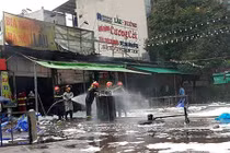 Video: Hiện trường quán bia ở Hà Nội cháy ngùn ngụt, 1 phụ nữ thiệt mạng