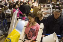 Dân Nga hoảng loạn mua sắm vì đồng Rúp mất giá