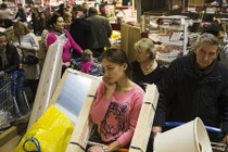 Dân Nga hoảng loạn mua sắm vì đồng Rúp mất giá