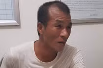 Chém hàng xóm rồi cầm dao khống chế ngăn nạn nhân đi cấp cứu