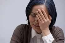 Con dâu thường về muộn, mẹ chồng thuê xe ôm theo dõi và sự thật trào nước mắt