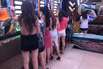 Công an đột kích, dàn “chân dài” bỏ chạy vào nhà vệ sinh