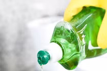 Mẹo tẩy vết dầu mỡ trên quần áo sạch tinh tươm