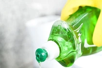 Mẹo tẩy vết dầu mỡ trên quần áo sạch tinh tươm