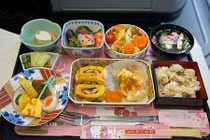 Các hãng hàng không đãi món gì trên máy bay?