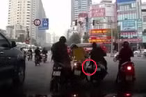 Video: Dàn cảnh cướp táo tợn ngay trên đường phố Hà Nội