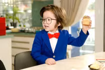 "Soái ca" nhà Elly Trần hóa thân thành Conan khiến fan ngất ngây