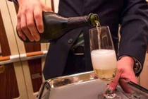 Mua vé máy bay giá gần 400 triệu, được phục vụ ra sao