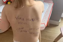 Xót xa người mẹ Ukraine viết tên lên lưng con phòng lúc chia ly