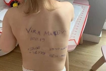 Xót xa người mẹ Ukraine viết tên lên lưng con phòng lúc chia ly