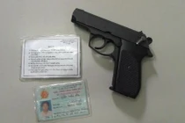 Sếp lớn ngân hàng rút súng đe dọa nữ tài xế taxi