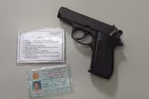 Sếp lớn ngân hàng rút súng đe dọa nữ tài xế taxi