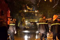 Hàng loạt nhà trên phố Nguyễn Khang cháy lớn trong đêm