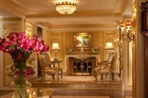 Bộ ảnh khách sạn huyền thoại Mỹ vừa bị "nuốt chửng"