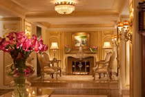 Bộ ảnh khách sạn huyền thoại Mỹ vừa bị "nuốt chửng"