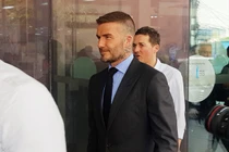 Trang phục từ lịch lãm đến giản dị của David Beckham khi đến Việt Nam