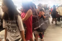 Trong H&M có gì mà dân Sài Gòn “phát điên“?