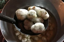 Chè bột lọc heo quay - đặc sản xứ Huế độc lạ vừa mặn vừa ngọt