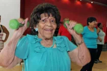 Cụ bà 100 tuổi vẫn tập tạ