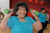 Cụ bà 100 tuổi vẫn tập tạ