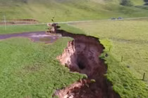 New Zealand: Đất nứt hố tử thần cực lớn, chứa thứ 6 vạn năm trước