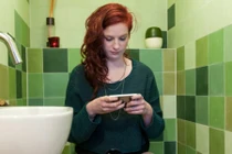 Đây là lý do bạn nên ngừng mang điện thoại vào nhà vệ sinh