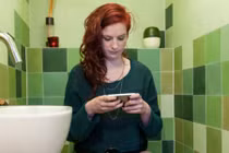 Đây là lý do bạn nên ngừng mang điện thoại vào nhà vệ sinh