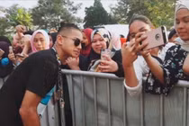 Cầu thủ Brunei giàu nhất thế giới vừa đẹp trai vừa ăn mặc sành điệu