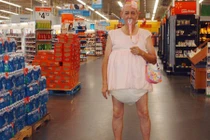 Té ghế với những hình ảnh quái dị trong siêu thị