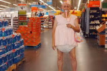 Té ghế với những hình ảnh quái dị trong siêu thị