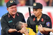 Cảnh sát cơ động cho ngón tay vào miệng cứu bé trai: Hình ảnh đẹp sao chỉ trích?