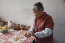 Li hôn xong, cô gái bật khóc và hành động bất ngờ khi gặp lại mẹ chồng 