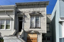 Căn nhà cũ kĩ như nhà hoang bán gần 50 tỷ 