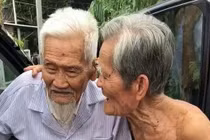 Phút chia tay đầy xúc động của 2 người bạn tri kỉ trăm tuổi
