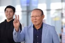 Bất ngờ với thời trang lịch lãm của thầy Park ngoài sân cỏ