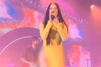 Soi thời trang sexy nóng bỏng của ca sĩ Mỹ mặc áo dài không quần