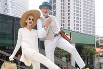 Cặp vợ chồng U80 gây sốt bởi phong cách thời trang quý tộc 