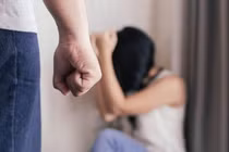 Dùng kế hiểm, tự hủy hoại mình để giải thoát khỏi người yêu vũ phu