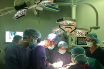 Kinh hoàng biến chứng sau "nâng cấp", ngực căng như quả bóng, tăng size nửa mét