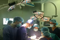 Kinh hoàng biến chứng sau "nâng cấp", ngực căng như quả bóng, tăng size nửa mét