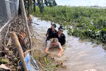 Cảnh sát ập vào sòng bạc, nhiều đối tượng nhảy sông để trốn