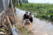 Cảnh sát ập vào sòng bạc, nhiều đối tượng nhảy sông để trốn